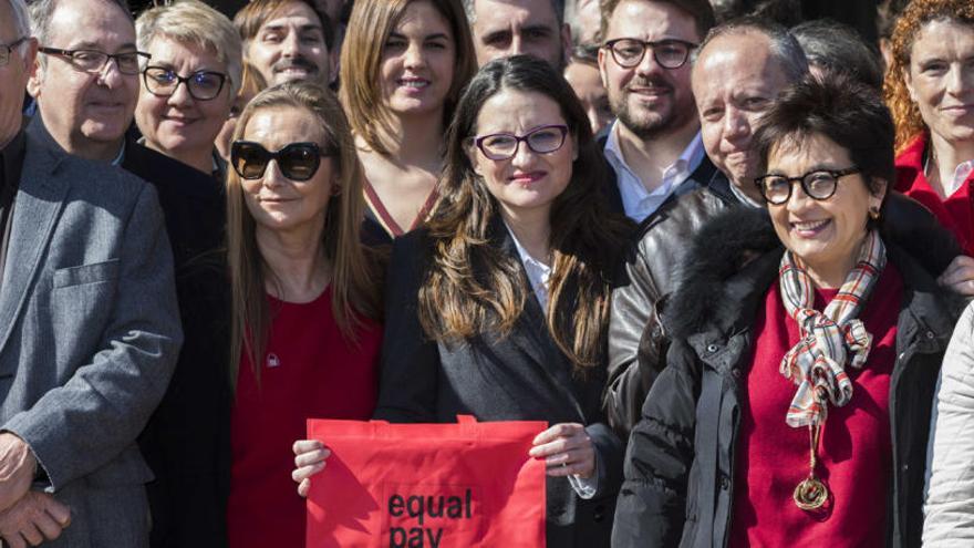 Políticos y representantes sindicales, ayer en València.