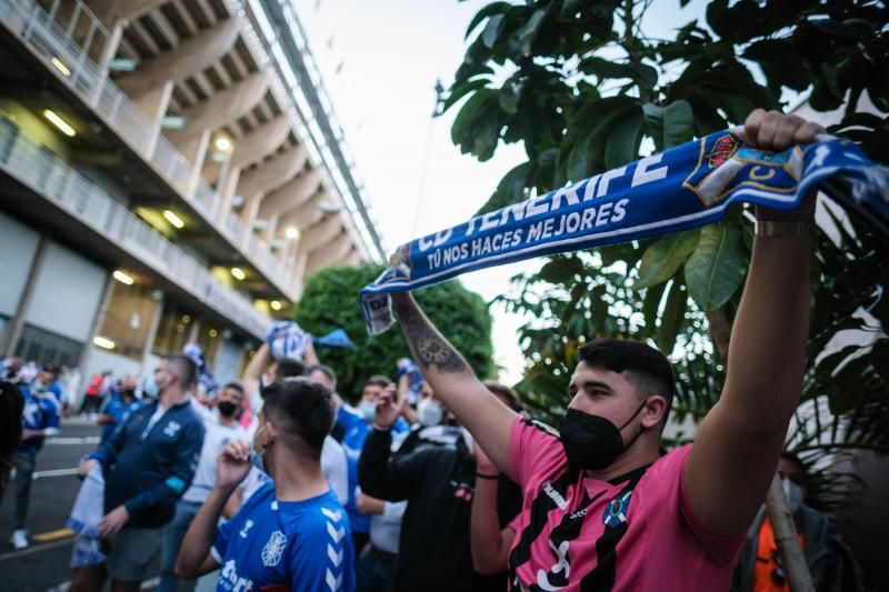 Derbi canario: La UD Las Palmas es recibida por los aficionados del CD Tenerife