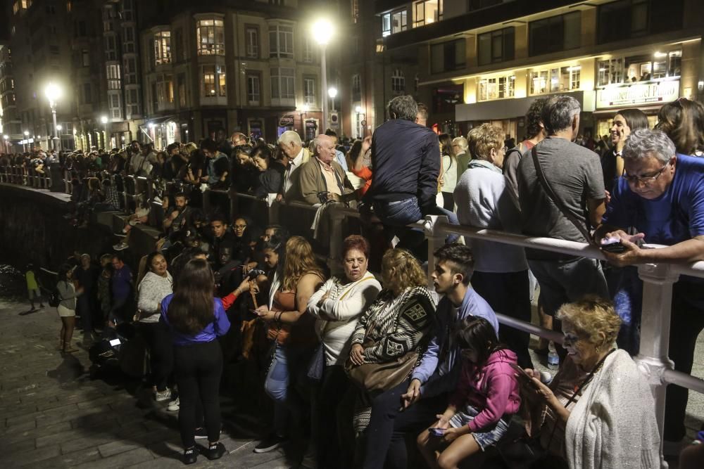 Espectáculo pirotécnico en las fiestas de Begoña, en Gijón.