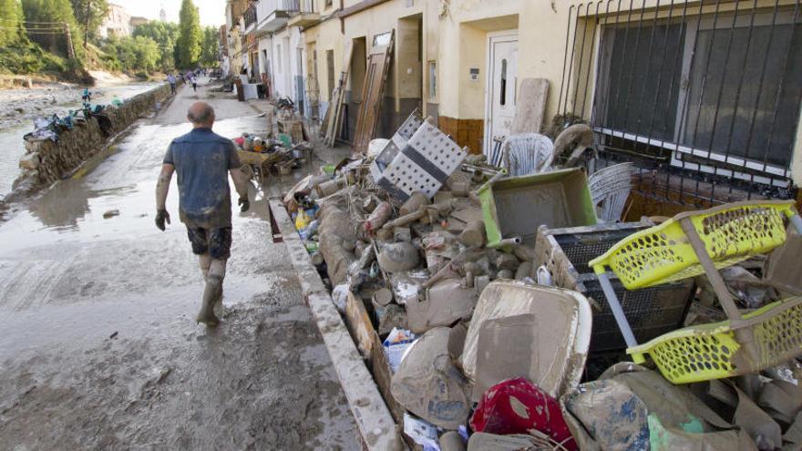 Limpieza del barrio de la Canterería en Ontinyent, uno de los más afectados.