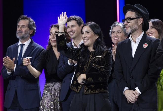 La realizadora Alauda Ruiz de Azúa tras recibir la Concha de Oro en la gala de clausura del 73 Festival Internacional de Cine de San Sebastián, por su película ´Los Domingos´, que se celebra hoy sábado en la capital donostiarra. EFE/Javier Etxezarreta