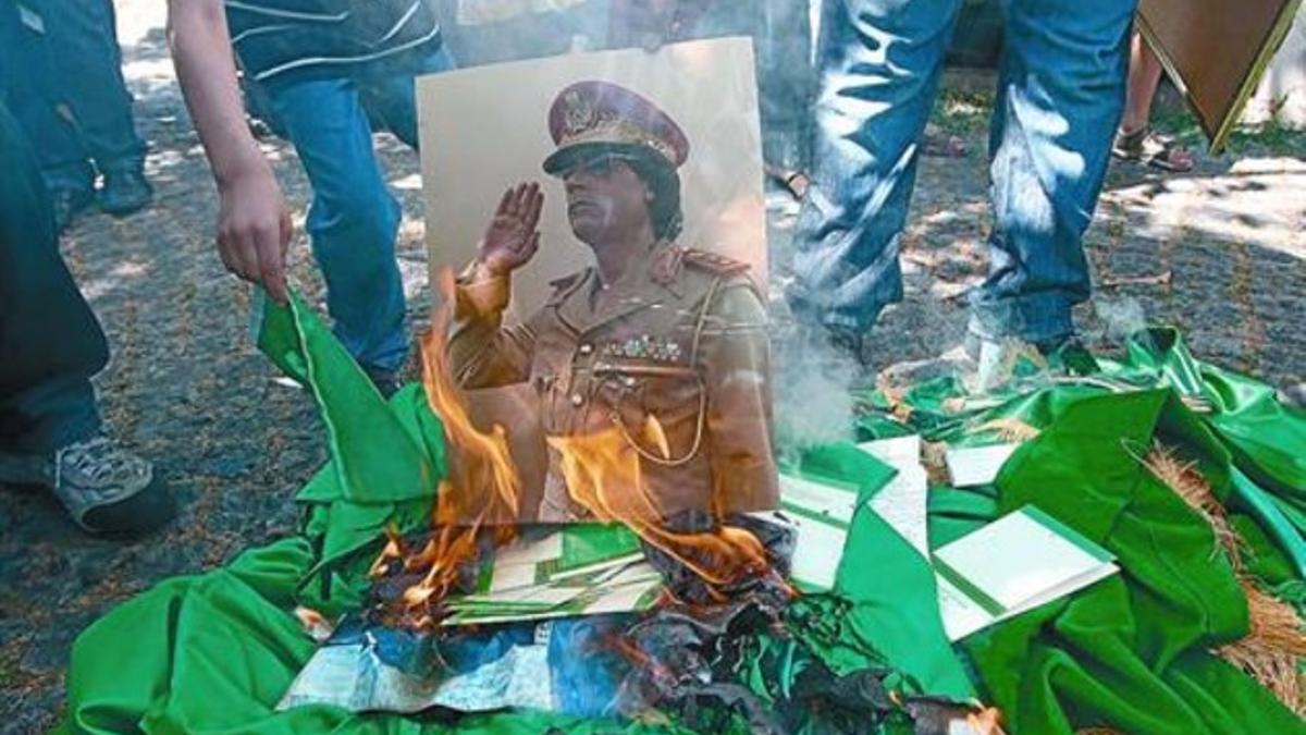 Un par de rebeldes disparan contra fuerzas pro-Gadafi, ayer en Trípoli.