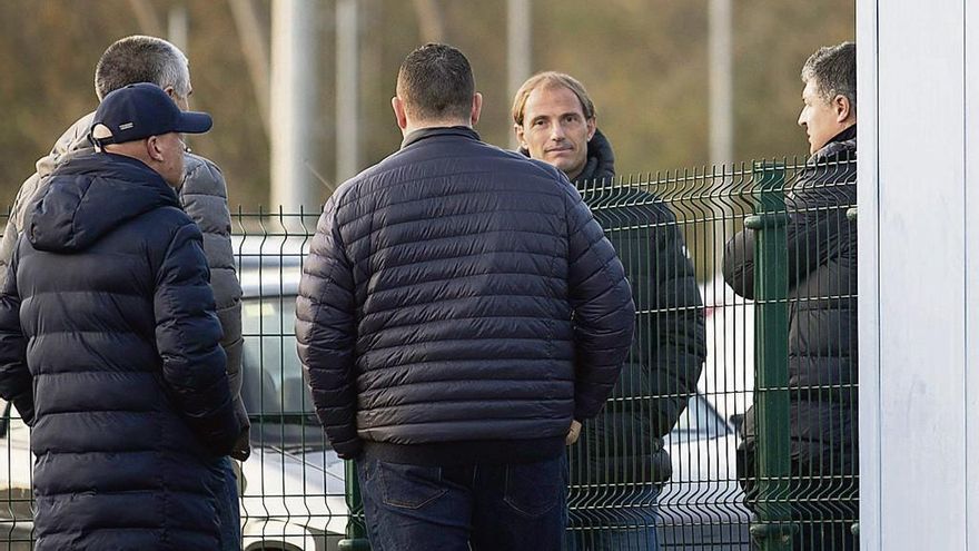 Francesc Arnau, segundo por la derecha, junto a César Martín, ayer en El Requexón.