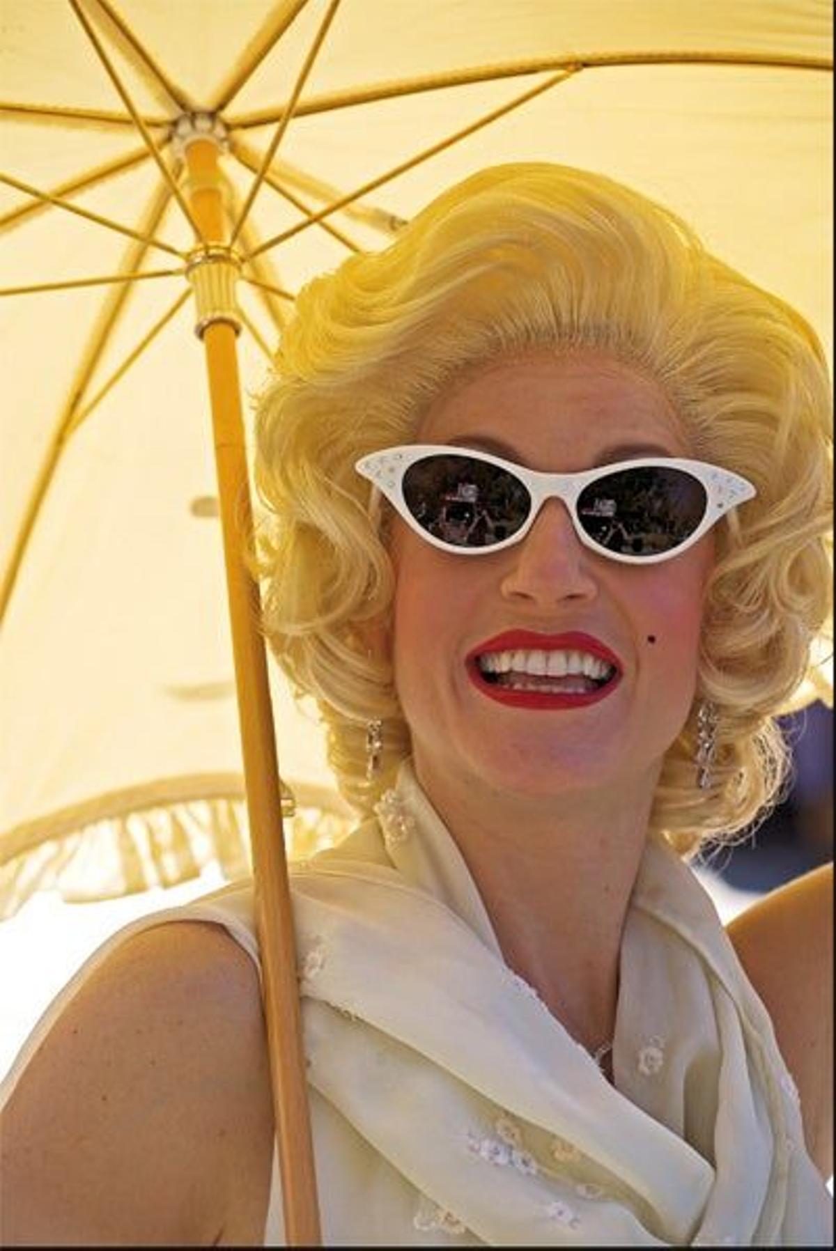 Una actriz emula a Marilyn Monroe en Universal Studios Hollywood.