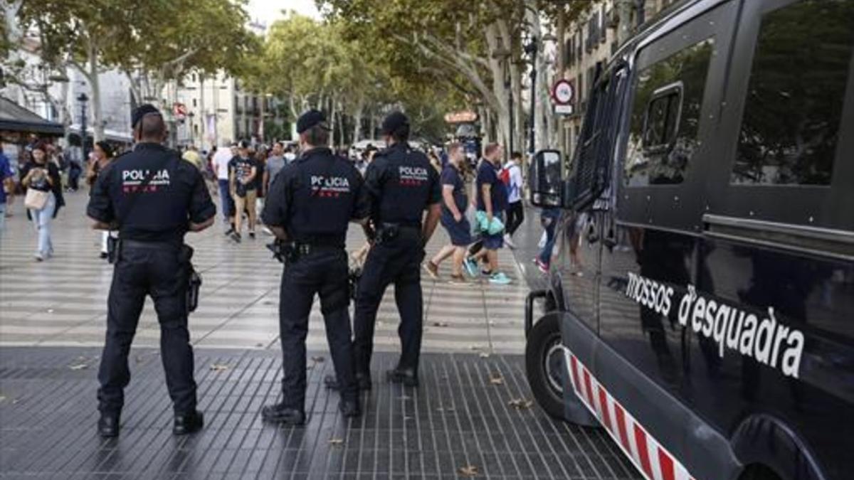 Patrulla de los Mossos en la Rambla de Barcelona, anteayer.