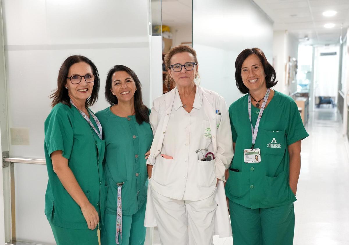 María José Párraga, jefa de sección de Neonatología del hospital Reina Sofía (de blanco), con sus compañeras Lucía Casado, Maite Luque y Fátima Carvajal