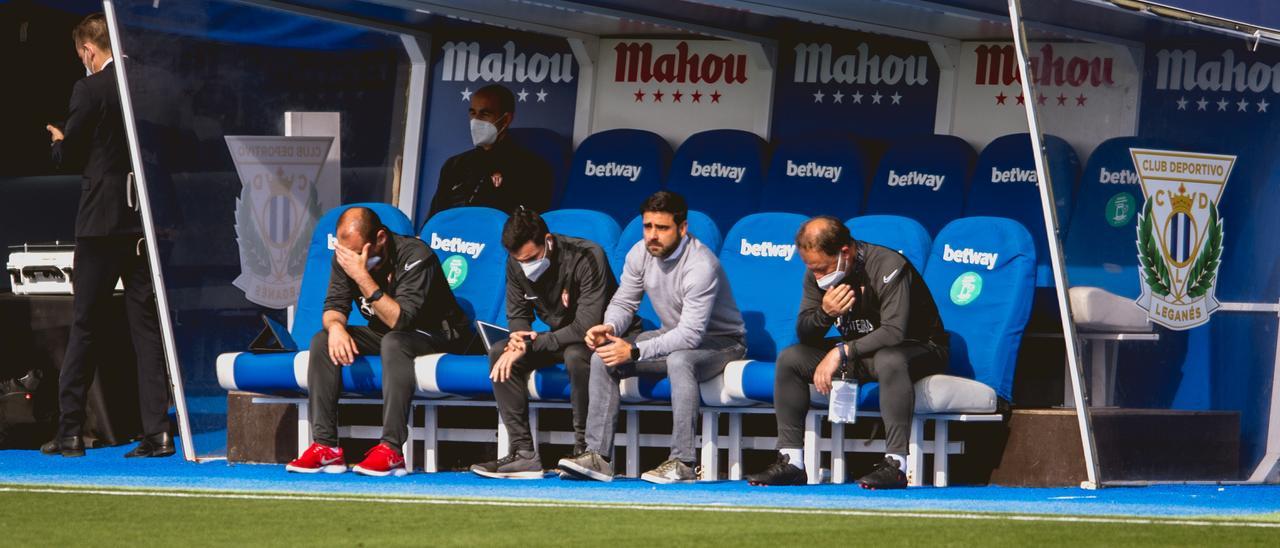 El banquillo del Sporting, con David Gallego, ayer en Butarque