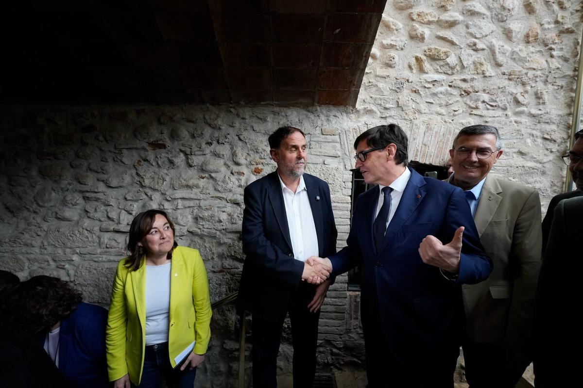 El president Salvador Illa saluda al presidente de ERC, Oriol Junqueras, en presencia de la consellera de Territori, Sílvia Paneque, a la entrada del Cava Centre de Sant Sadurní d'Anoia donde se ha presentado la línea orbital ferroviaria.