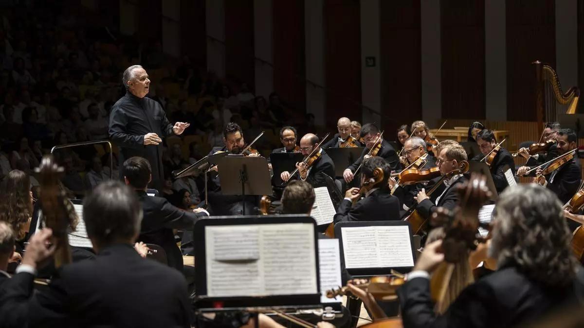 Sir Mark Elder durant un concert en Les Arts