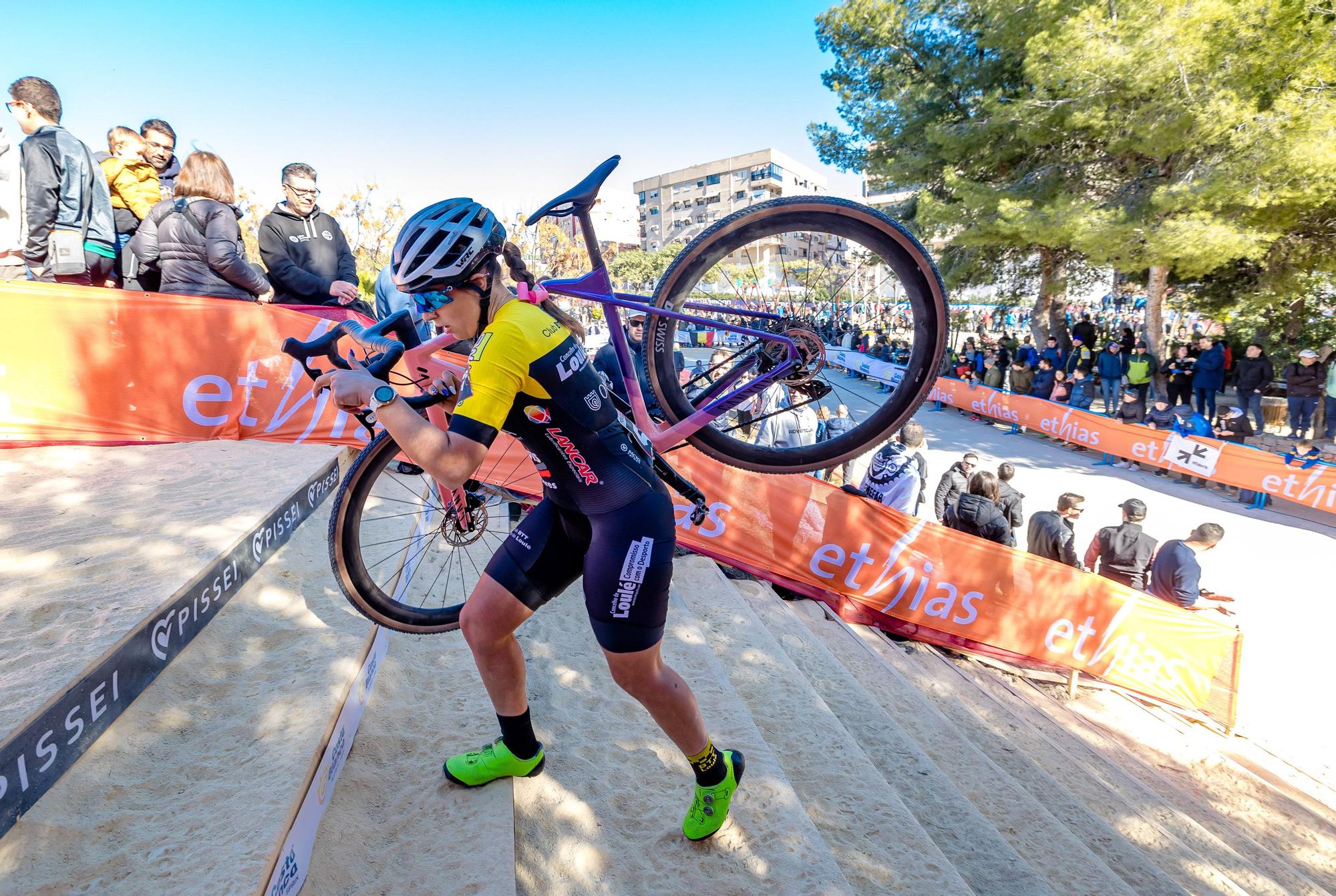 Apoteósico mundial de ciclocross de Benidorm: Van der Poel derrota a Van Aert.