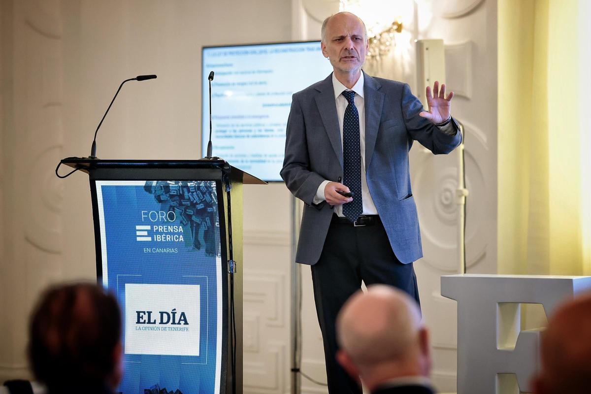 Francisco Villar, catedrático de Derecho Administrativo de la ULL, durante su intervención en el foro de Editorial Prensa Ibérica.