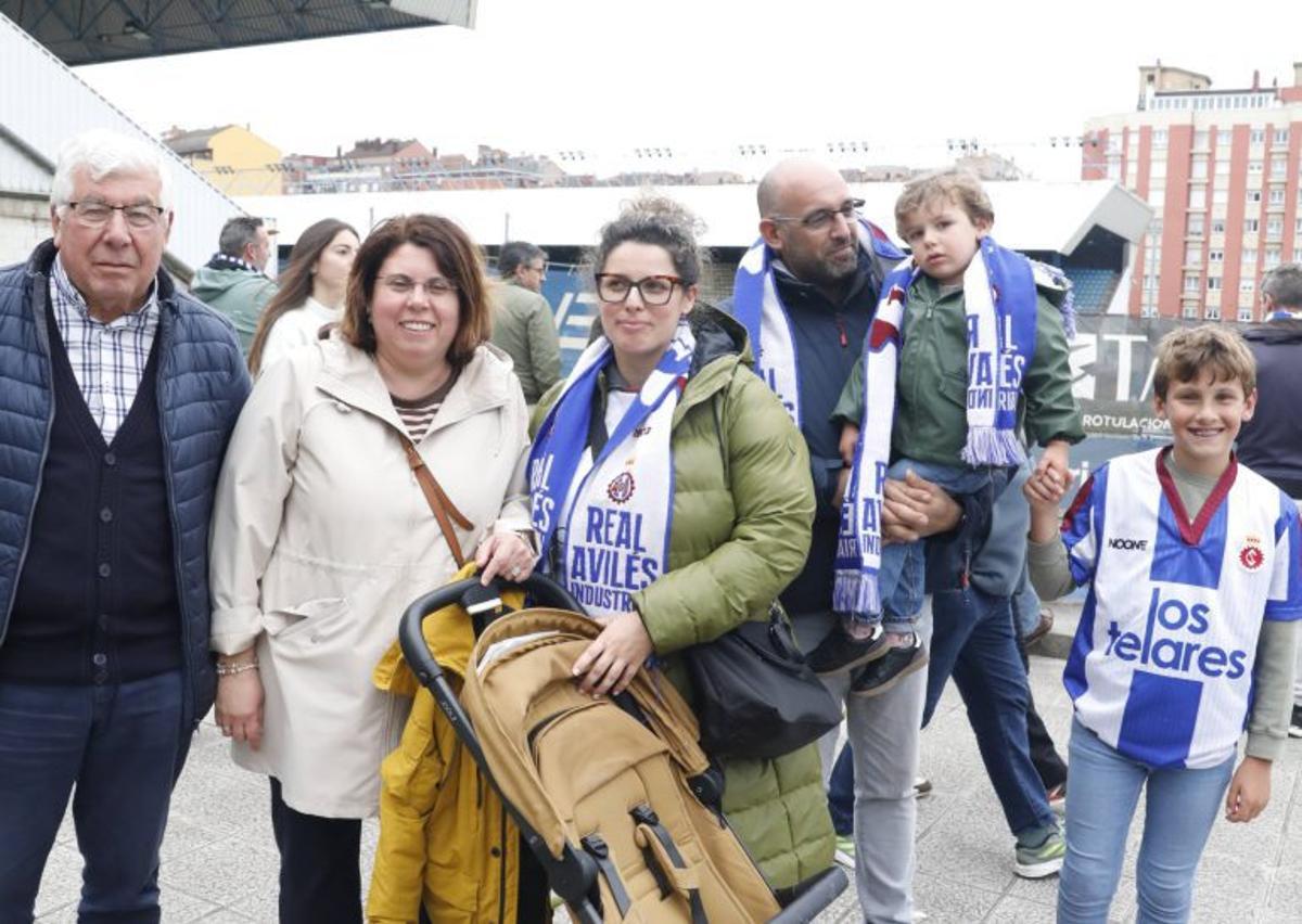 Los futbolistas del Avilés, arropados por la afición blanquiazul al término del encuentro, ayer, en el Suárez Puerta.  | MARA VILLAMUZA | J.V.