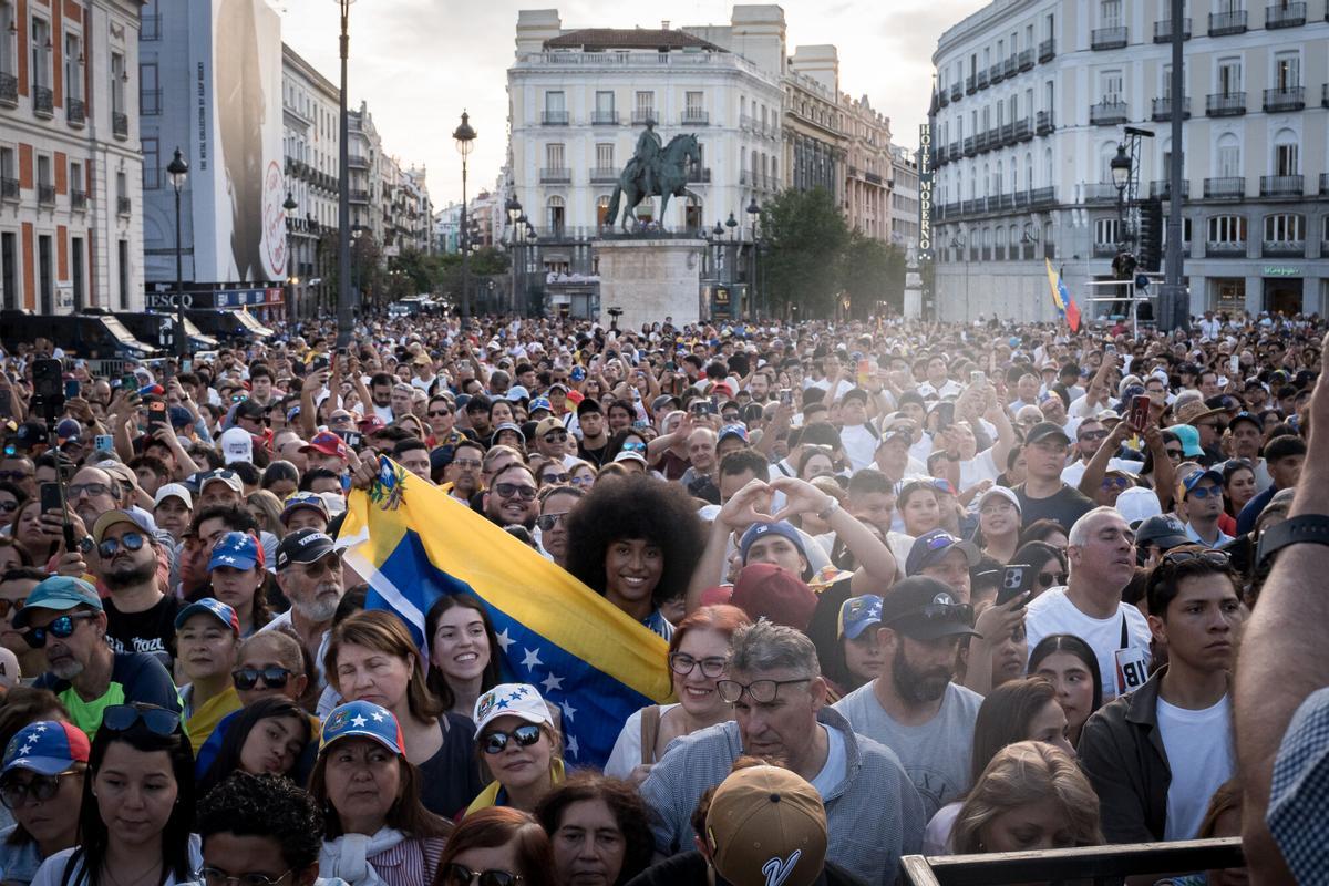 La diáspora venezolana durante un encuentro con la líder opositora venezolana, María Corina Machado, en la Puerta del Sol.