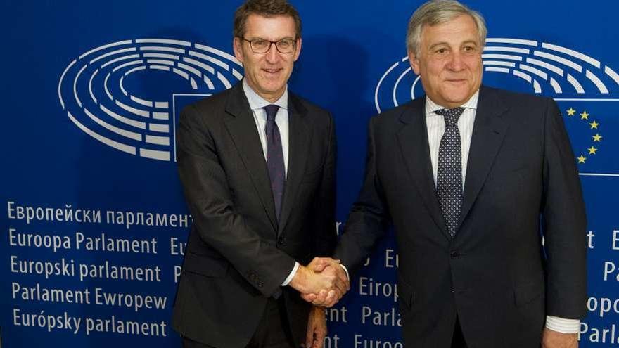 Feijóo y el presidente del Parlamento Europeo, Antonio Tajani, ayer en Bruselas. // FdV