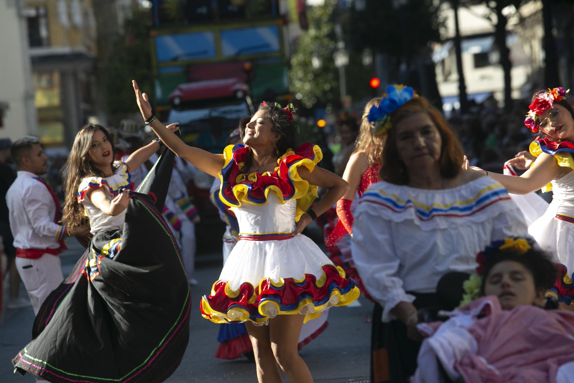 En Imágenes: El Desfile del Día de América llena las calles de Oviedo en una tarde veraniega