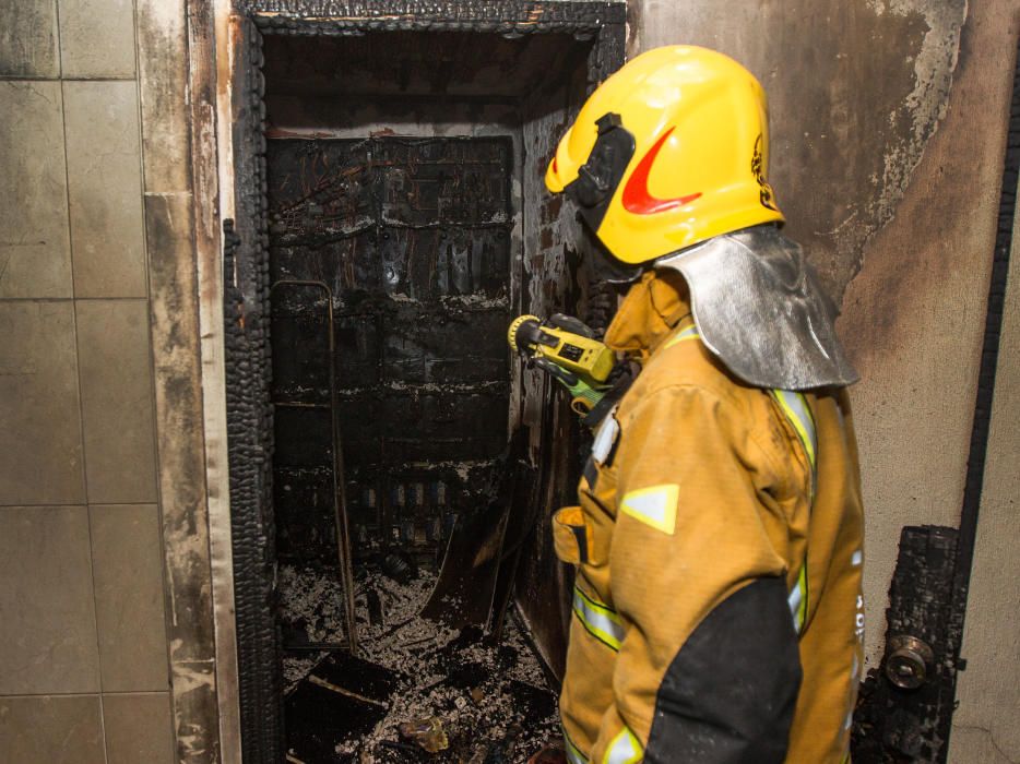 Los bomberos sofocan un incendio en una casa de San Vicente del Raspeig