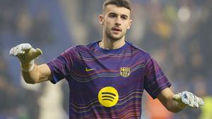 El guardameta del Barcelona Joan García calienta antes del partido de la jornada 18 de LaLiga entre el RCD Espanyol y el FC Barcelona, este sábado en el RCDE Stadium. EFE/Andreu Dalmau