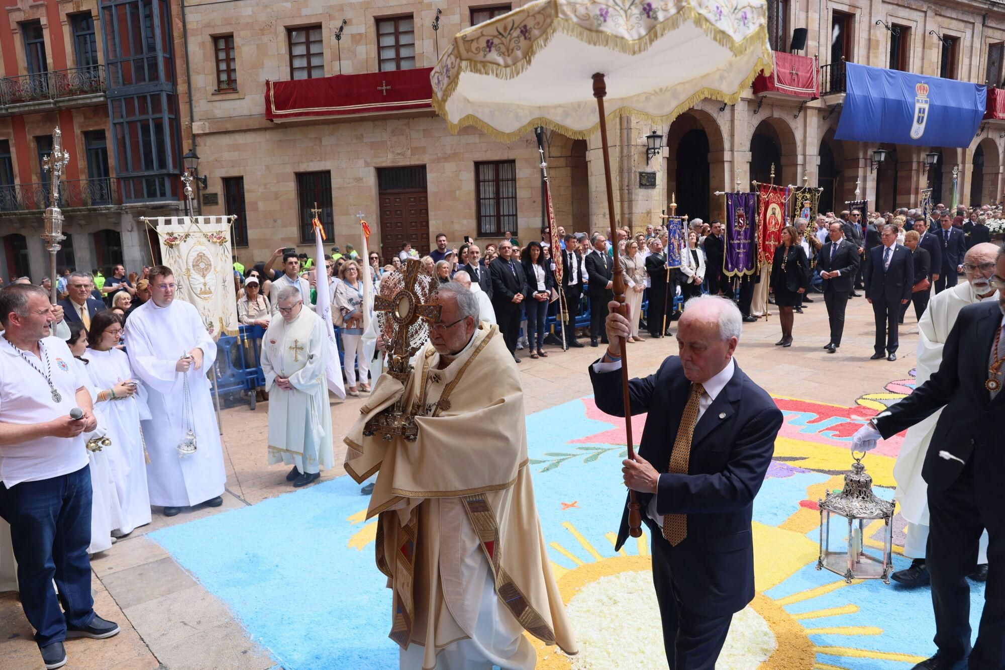 Así fue la misa del Corpus Christi en la catedral de Oviedo.