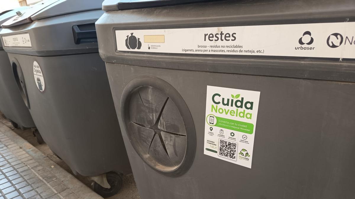 Contenedores que anuncian la app en Novelda.