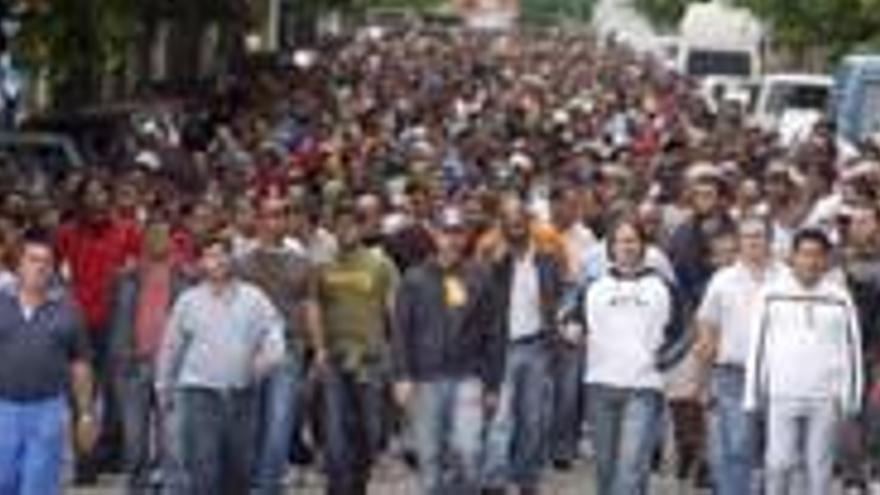 Los manifestantes se concentraron en la entrada de la factoría PSA Peugeot Citroën.