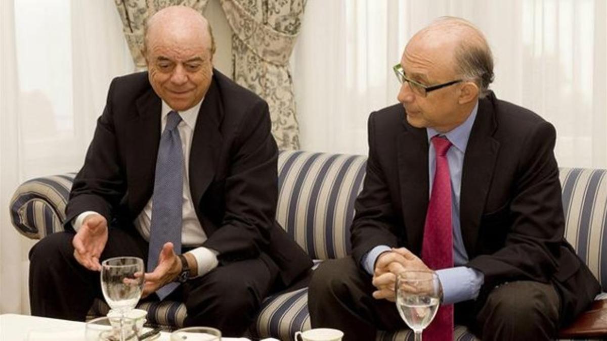 Francisco González (izquierda) y Cristóbal Montoro, antes de su participación en la Universidad Internacional Menéndez Pelayo, en Santander.