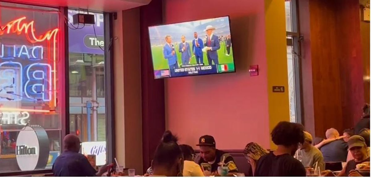 Los clientes del Dallas BBQ Times Square de Nueva York, totalmente ajenos a la final de la Copa Oro que EEUU perdió contra México.