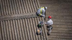 Una allau de peticions deixa sense pagar més de la meitat de les ajudes per retirar amiant a Catalunya