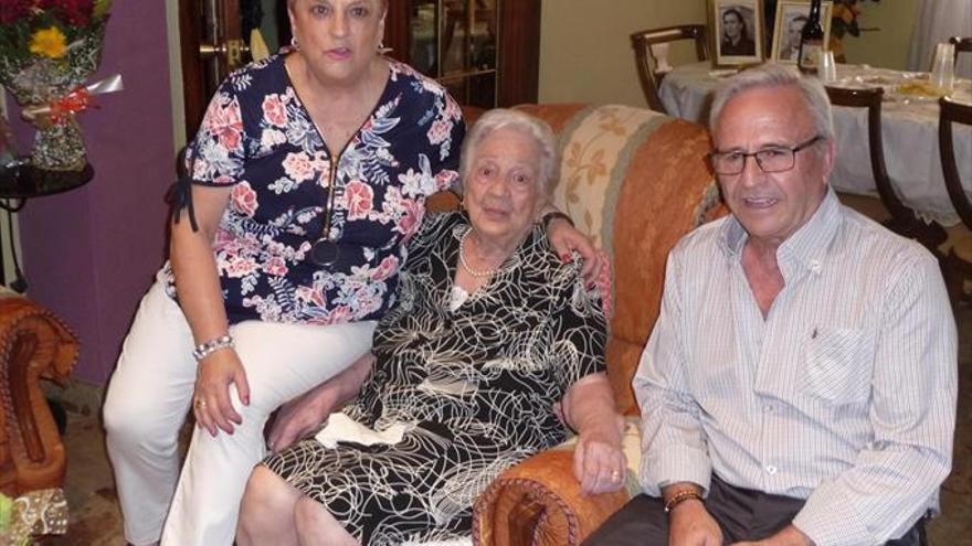 Una mujer de Calatorao cumple 100 años rodeada de sus vecinos