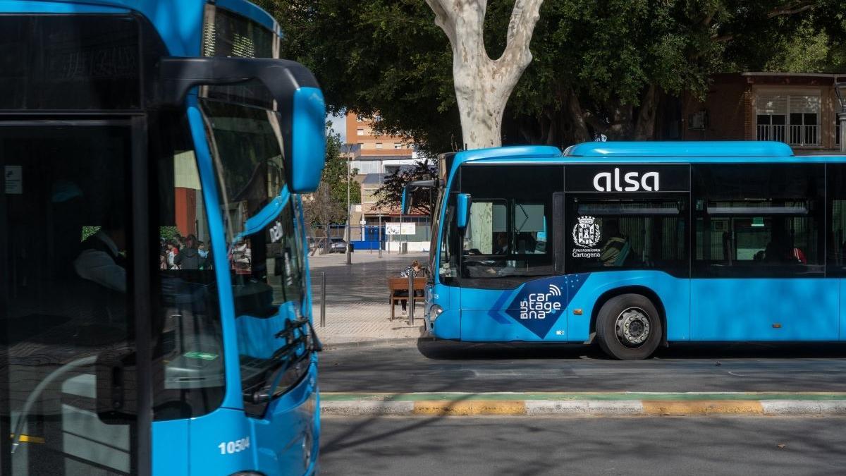 Dos autobuses urbanos circulando por el casco urbano de Cartagena.