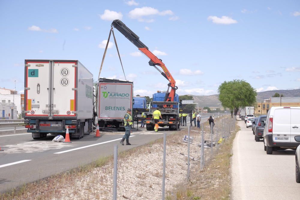 La colisión entre dos camiones corta la autovía a la altura de Villena