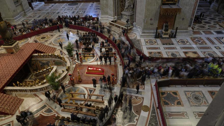 DIRECTO | Miles de personas continúan despidiéndose del Papa Francisco en su último día antes de su funeral