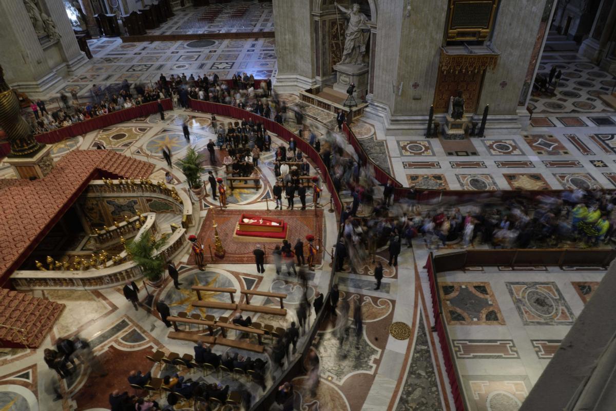 Decenas de personas despiden al papa Francisco en la Basílica de San Pedro.