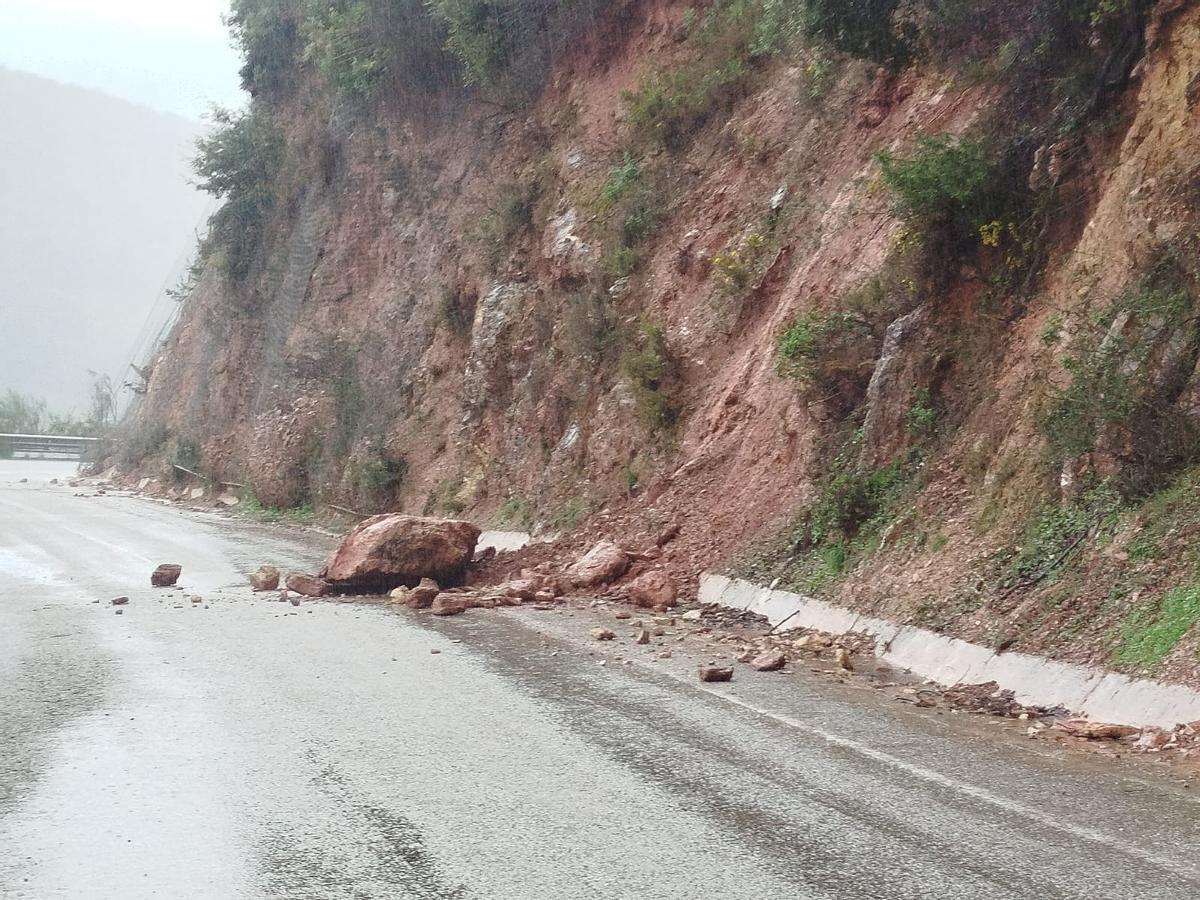 Caída de rocas en la carretera MA-8401, de Benaoján a Cortes de la Frontera