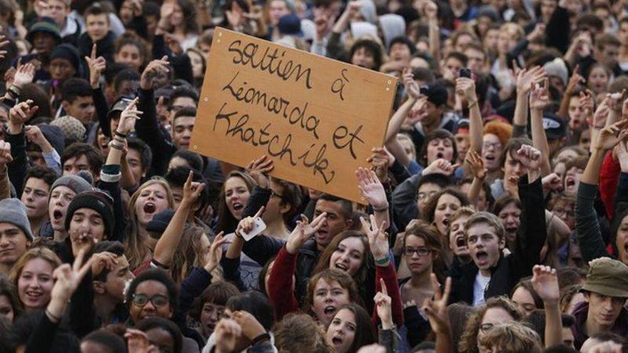 Cientos de estudiantes protestan en París por la deportación de una adolescente kosovar de etnia gitana