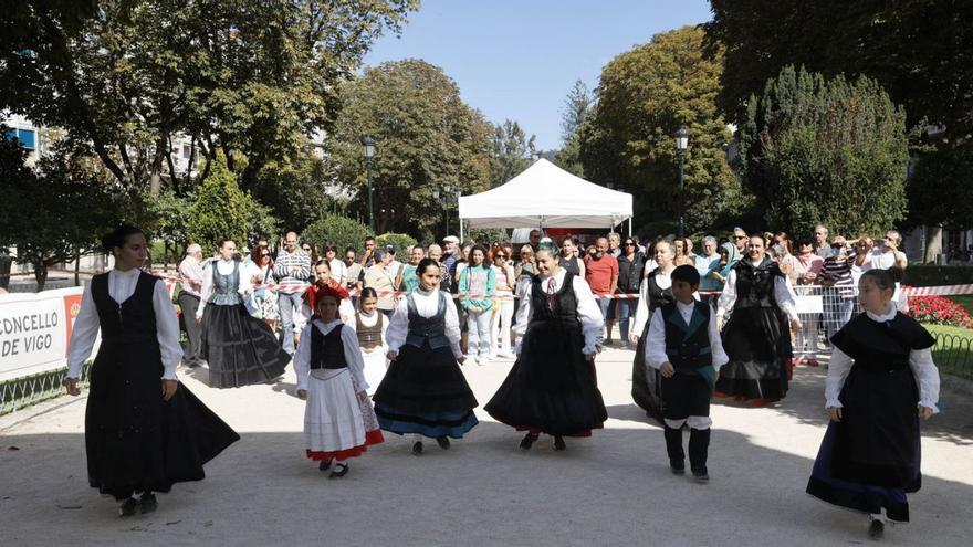 La danza y la música tradicionales “toman” la Praza de Compostela