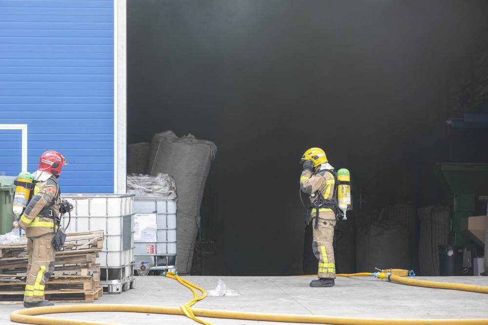 Incendi en una nau industrial de Riudellots