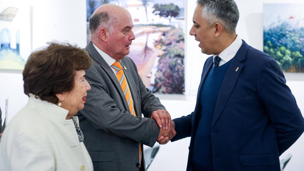 María Luisa Cava de Llano observa al conseller y al edil de Vox, ayer en el acto por el día de la Constitución.