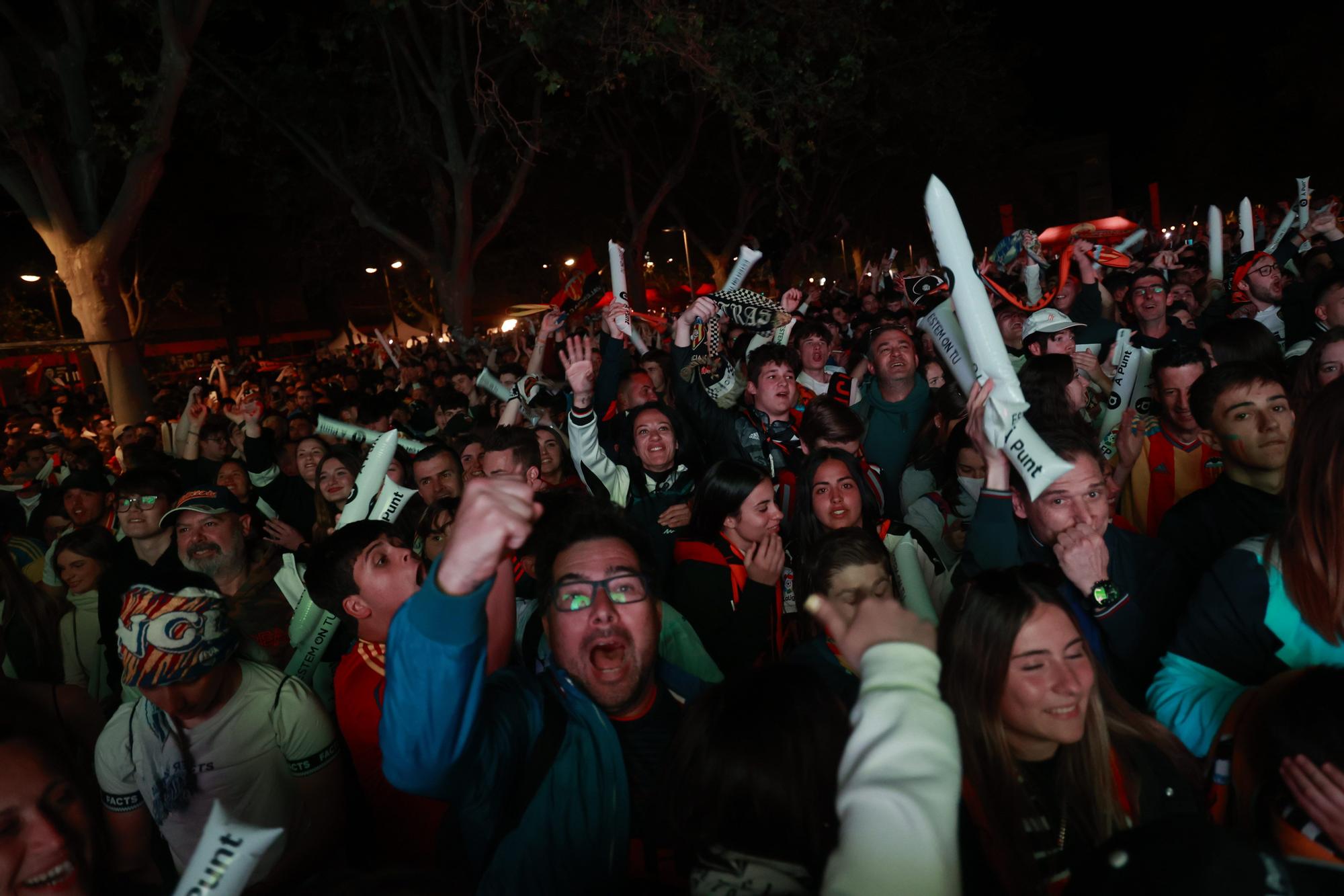 La afición del Valencia CF vibró y sufrió con sus ídolos en Valencia y en Sevilla