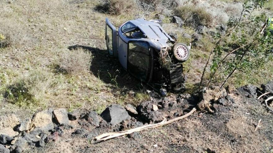 Una vecina de Tías halla a un hombre muerto dentro de un coche en su finca