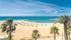 La Costa Daurada recibe su nombre del tono dorado que el reflejo del sol da a la arena de sus playas configurando un paisaje único