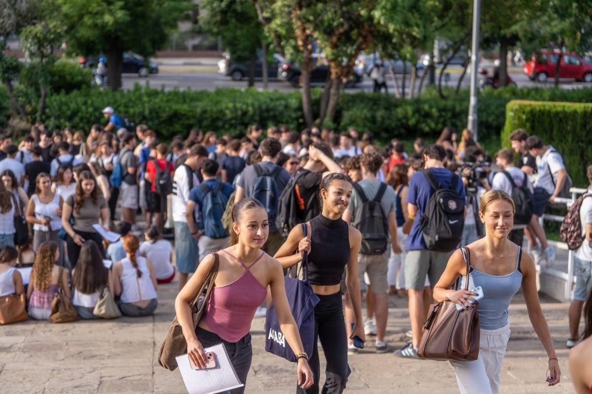 Llegada de alumnos a la Facultat de Dret de la UB, el primer día de exámenes de las PAU 2025 en Catalunya