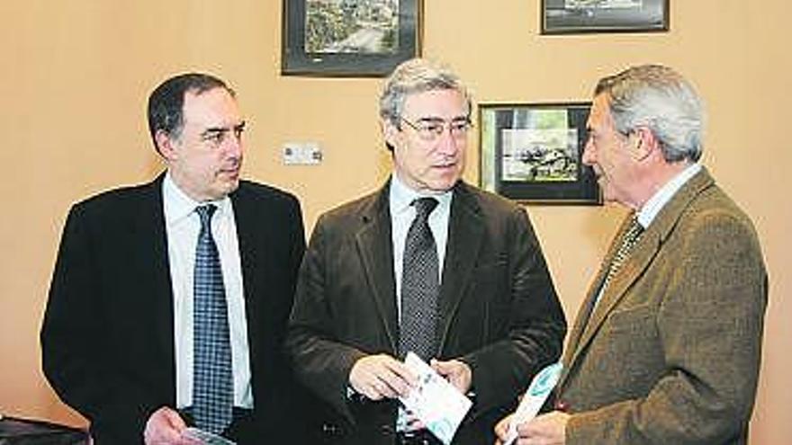 Por la izquierda, el abogado Julio César Galán, el magistrado José Antonio Seijas Quintana y el director de la Feria de Muestras, Álvaro Muñiz.