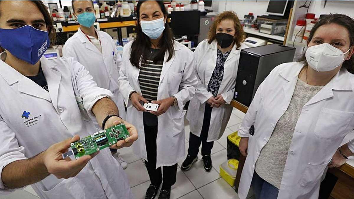 Sobre estas líneas, por la izquierda, José Francisco Beltrán, Andrea González, Teresa F. Abedul, María Dolores Cima y Estefanía Costa, ayer en el laboratorio. A la derecha, González con el detector