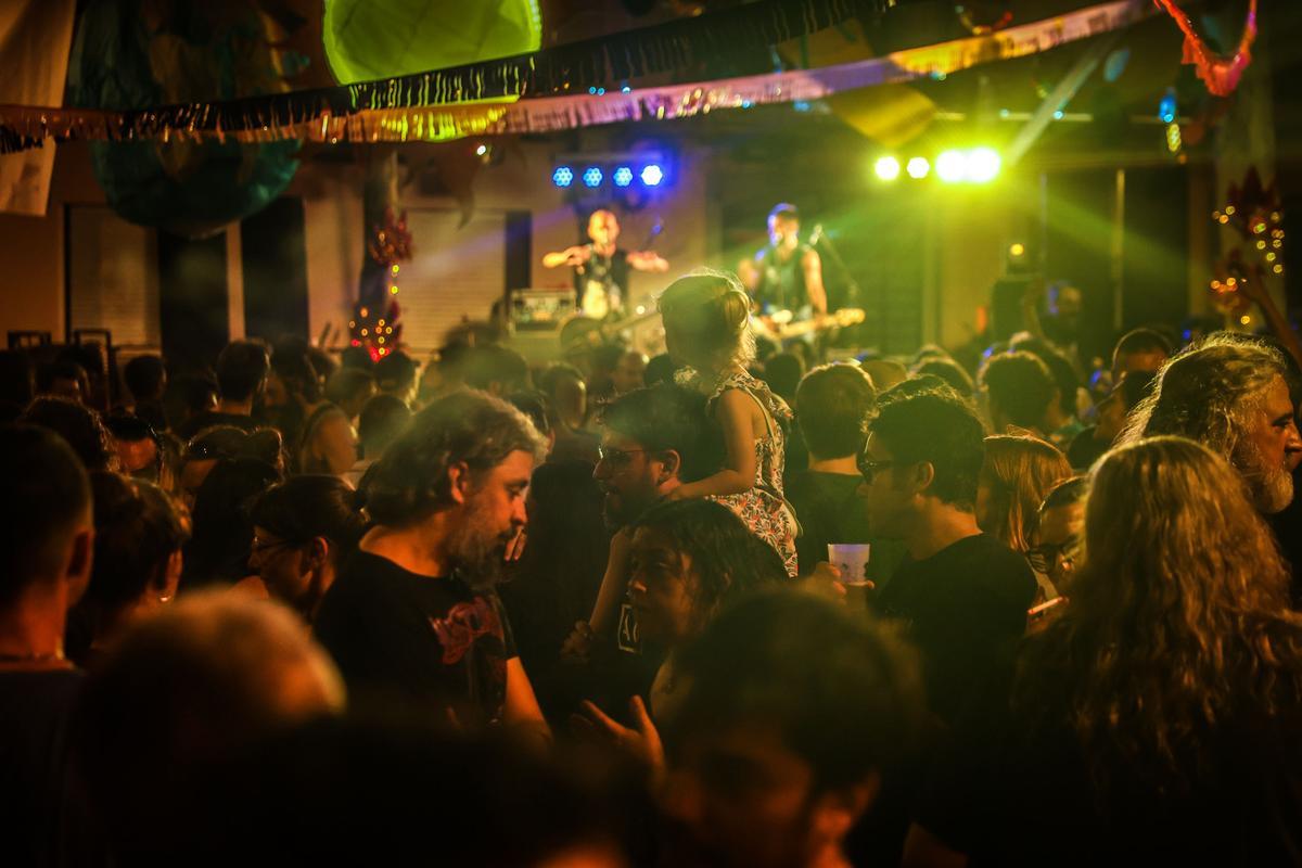 El botellón masivo resiste en la madrugada de las fiestas de Gràcia