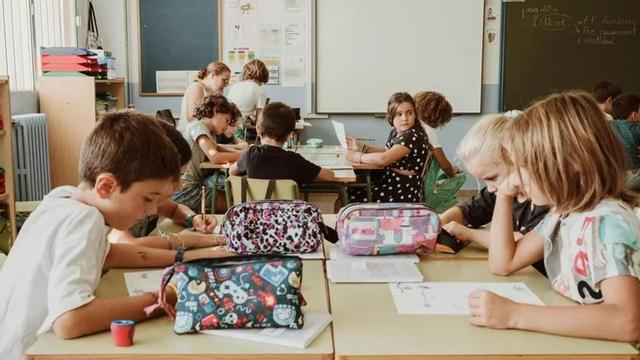 Un grupo de alumnos de un colegio de Palma haciendo los deberes en silencio. | B.A.