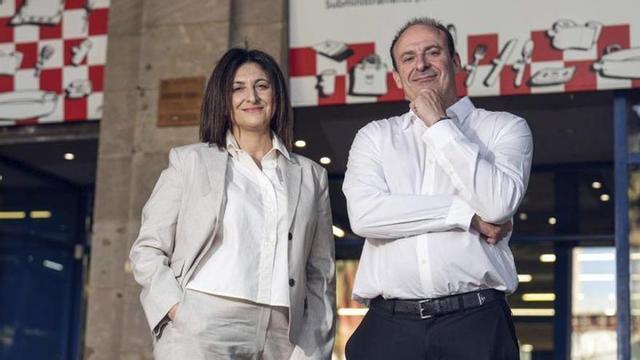 Anna i Emili, responsables de Garcia de Pou, davant la botiga del passeig de Picasso.