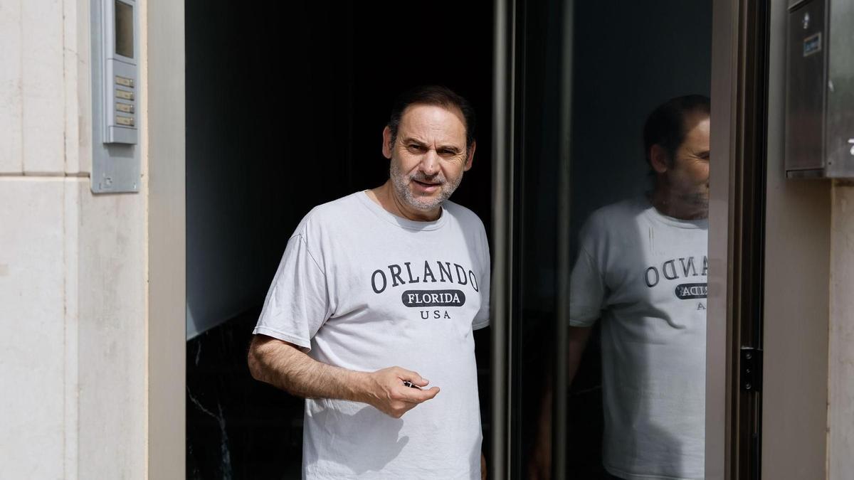 Ábalos, en su domicilio de València, el día en que la UCO lo registró.