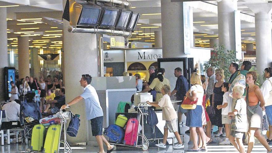 Turistas llenan la terminal del aeropuerto de Son Sant Joan.