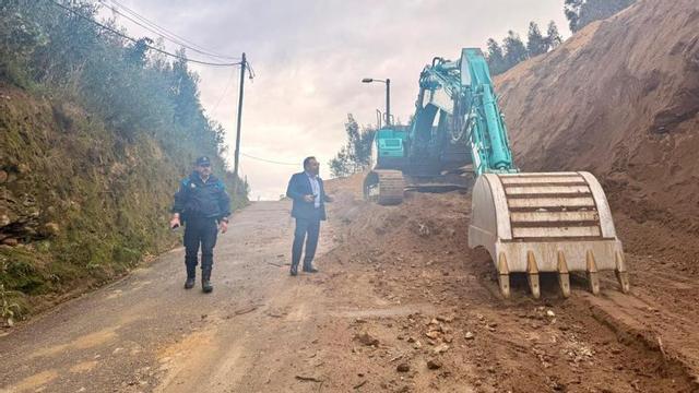 El alcalde visitó ayer los trabajos en la subida al colegio.