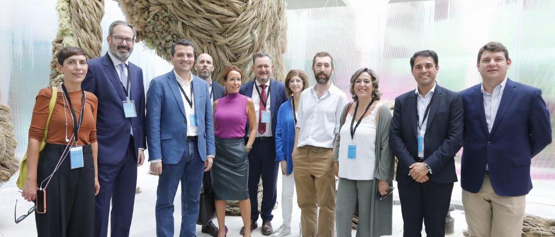 Participantes en la visita institucional realizada hoy en Flora.